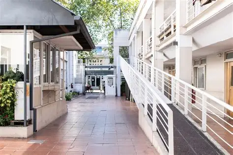 Vista del acceso principal y la rampa de la Escuela de Economía y Negocios